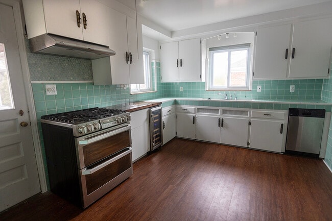 Cool kitchen with new refrig and dishwasher - 751 Harcourt Rd