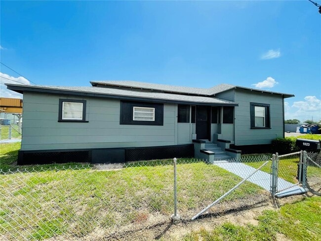 Photo - 1023 Ave D