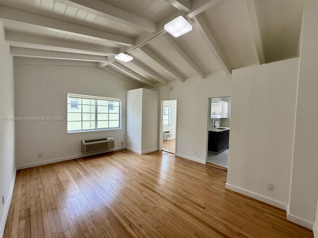 Building Photo - 1552 Euclid Ave Unit 3 Rental