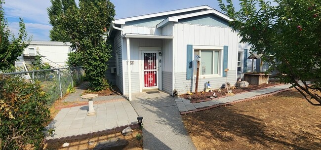Building Photo - 122 Ginkgo St S