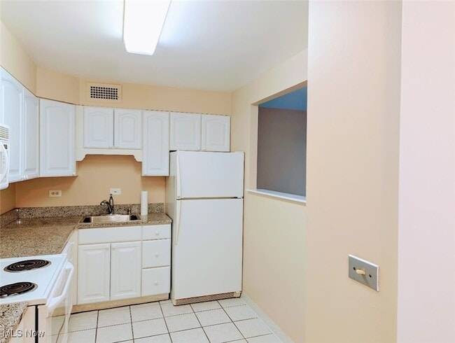 Photo - 12700 Lake Ave Unidad 603