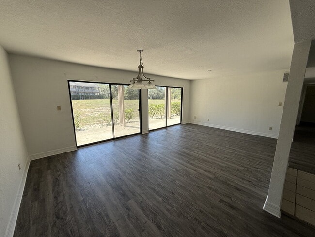 Building Photo - 920 Tennis Way