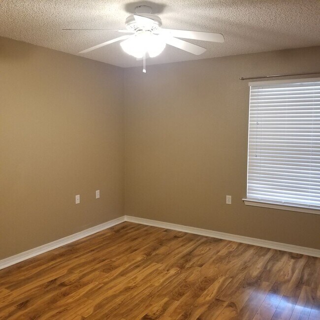 Photo - Easy access to shopping, interstate & bases!