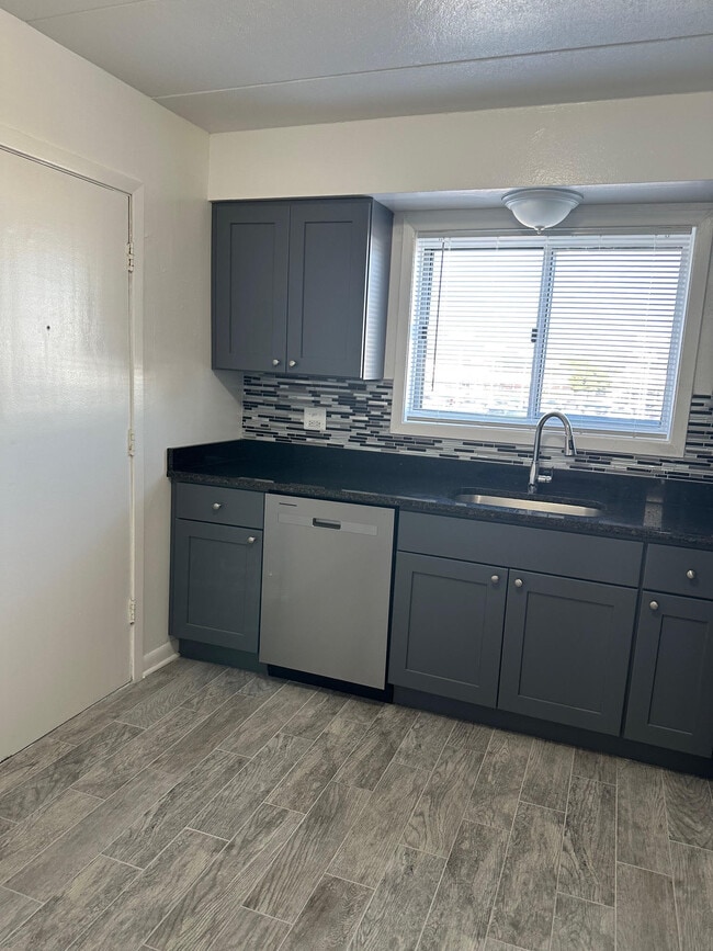 1408 Carol St Unit TWO BEDROOM - 3C