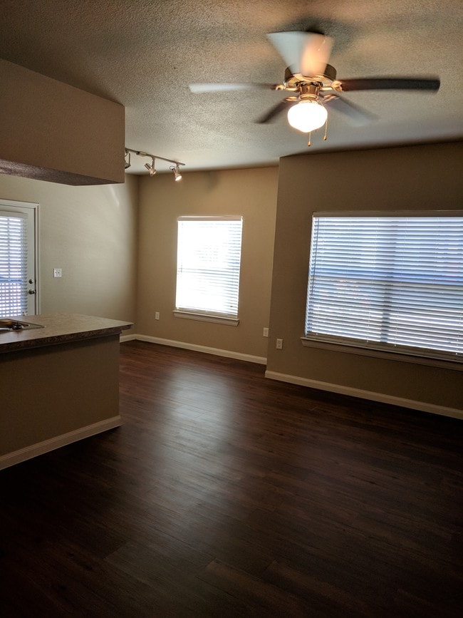 Large Living Area - 1015 Gilmer Rd Unit 124