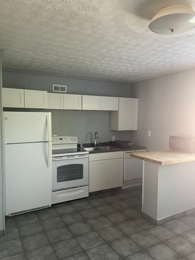 Photo - Three bedroom 1 1/2 bath ranch home