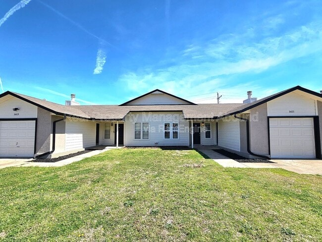 Building Photo - 1611 N Hickory Ave