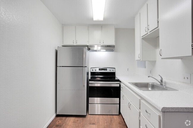 2 BR, 1 BA - 707 SF