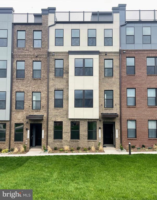 Photo - 20271 Newfoundland Sq Townhome