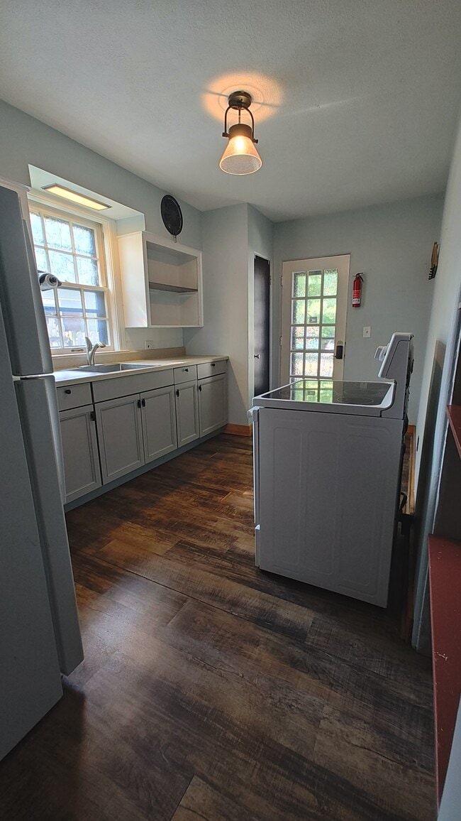 Kitchen - 706 W Kalamazoo Ave Unit 1