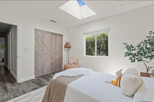 Room 2 with sun roof (can close)