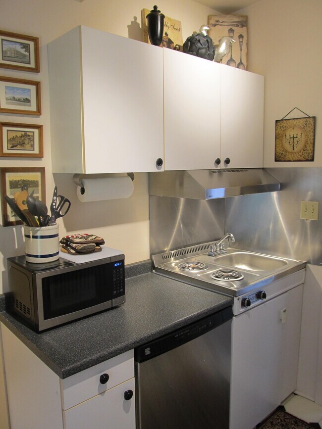 Kitchen - 301 2nd W St Unit 3