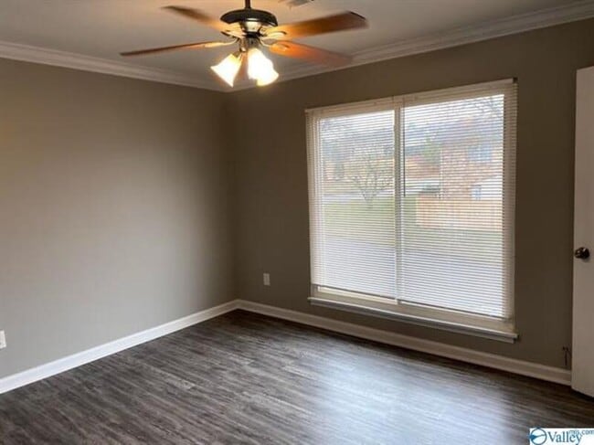 Photo - 2018 Hobbs Rd SE