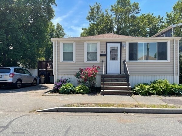 Photo - 135 Darrow St House