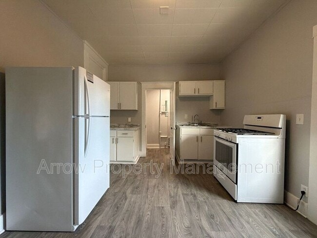 Building Photo - 1341 D St Unit 2
