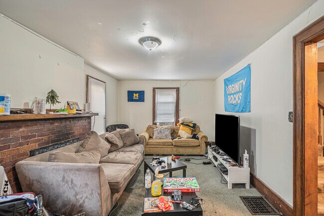 Photo - 335 Packard St