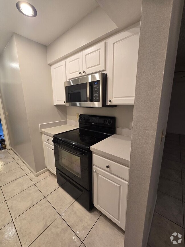 Building Photo - Two Bedroom Condo close to USF