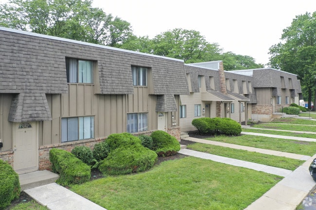 Knollwood Apartments - Knollwood Apartments