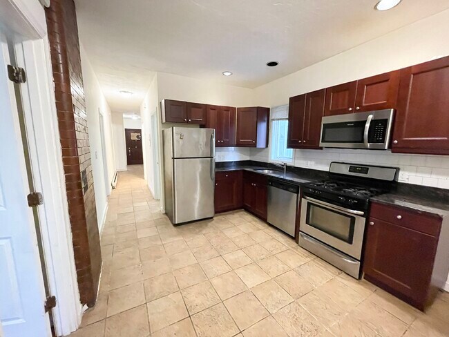 Building Photo - 7 Iroquois St Unit 1