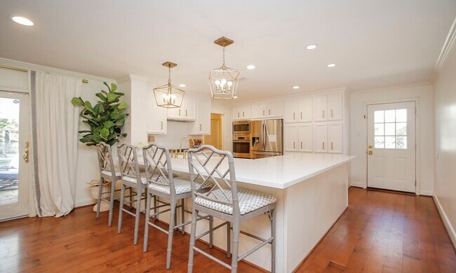 Photo - 827 St George Ln