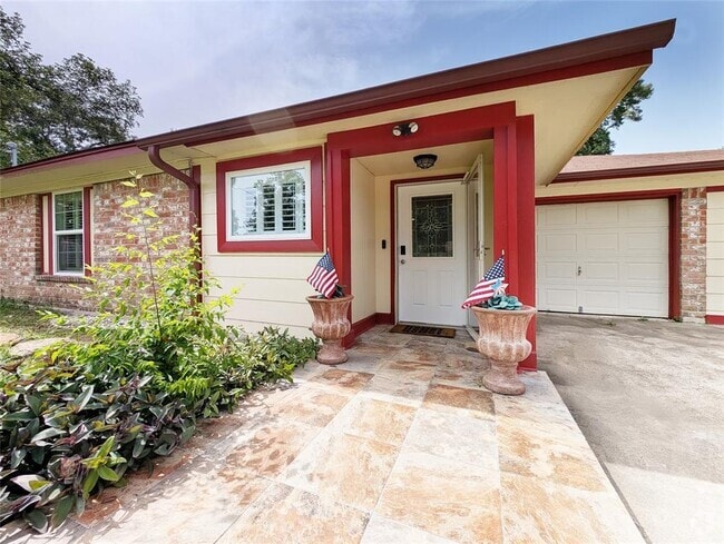Building Photo - 3215 Royal Oaks Dr Rental