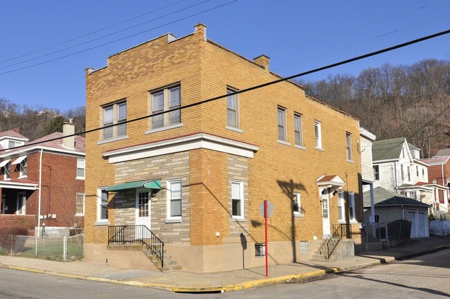 Front of building - 1102 Woodward Ave Apartments Unit 1