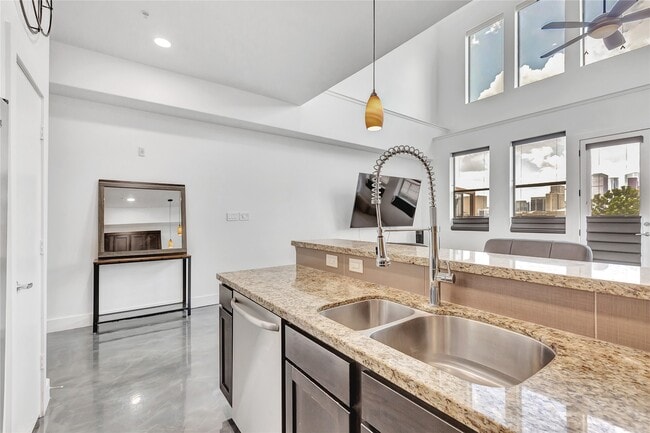 Building Photo - 2323 Polk St Unit 305