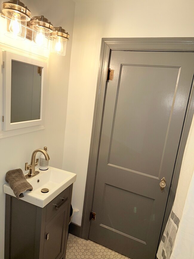 Photo - 612 W Washington St