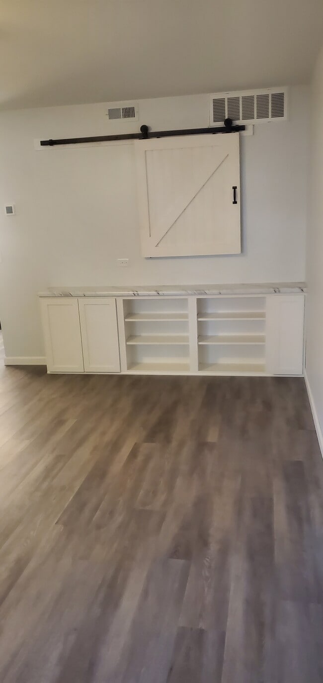 Photo - 161 W Hubbard Ave