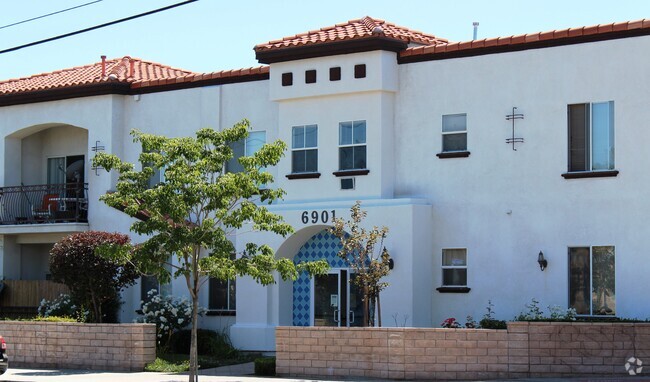 Building Photo - 6901 Laurel Canyon Blvd Unit 207 Rental