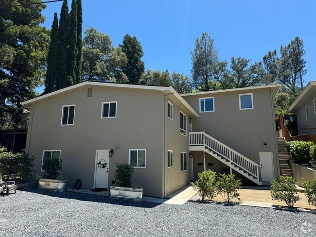 Building Photo - NICE UPSTAIRS UNIT WITH 2 BED 1 BATH IN GR... Rental
