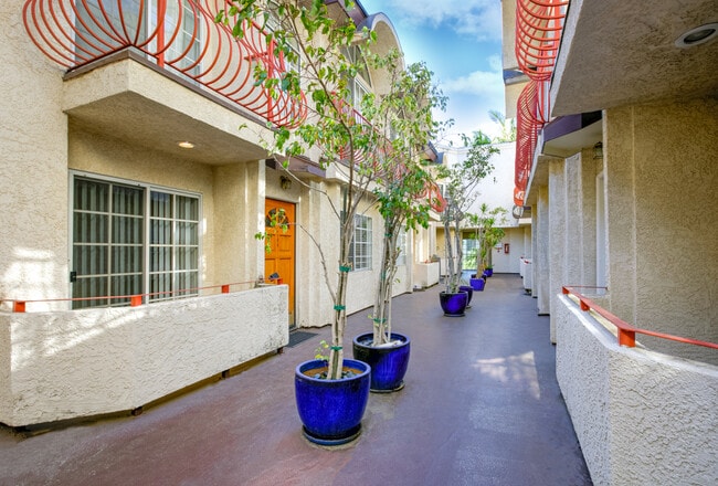 PATIO - 908 S Shenandoah St Unidad 108