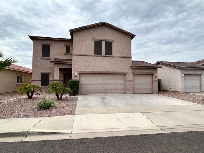 Large 3 Bed / 2 Bath Home with Sparkling P... - Large 3 Bed / 2 Bath Home with Sparkling P...