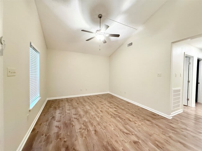 Photo - 140 Huisache St