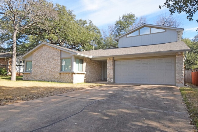 Building Photo - 4/3 w/ Fenced yard & enclosed patio!