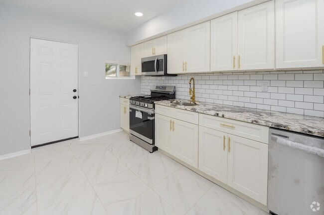 Building Photo - Renovated 3-Bedroom Townhome in Prime Germ...