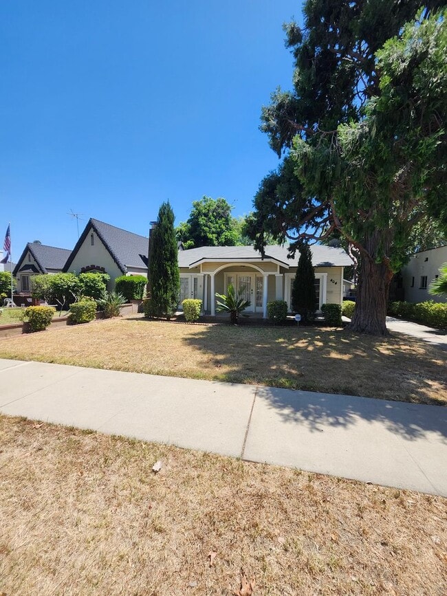 Charming Colonial-Style 2-Bedroom Home in ... - Charming Colonial-Style 2-Bedroom Home in ...