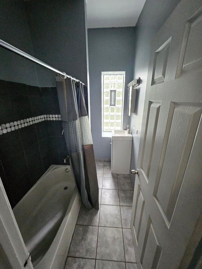 Photo - 6620 S Saint Lawrence Ave Unidad 2R