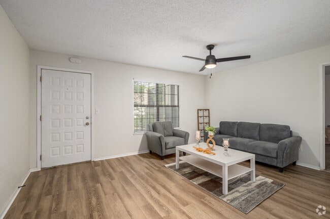 1BR, 1BA - 672SF - Living Room - Bristol Pointe Apartments