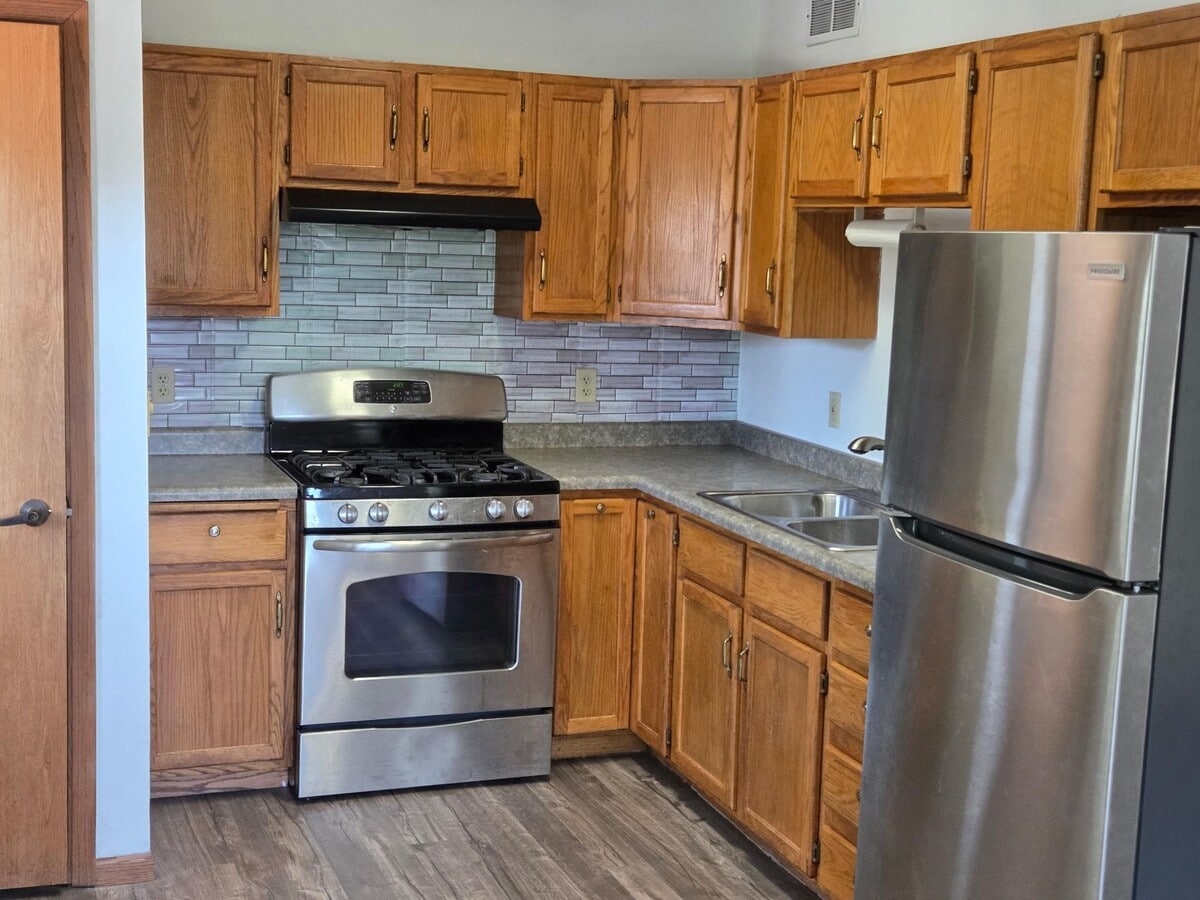 Photo - 979 Victoria St N