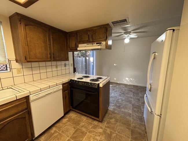 Photo - Well maintained condo close to city amenities and Lyon's Park!