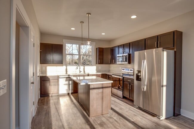 Building Photo - Townhome For Lease