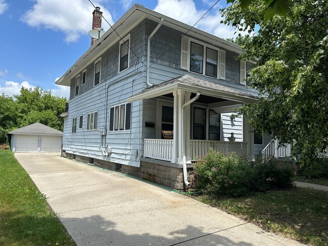 227-229 Palmer NE - 227-229 Palmer NE Apartment Unit 229 Palmer NE