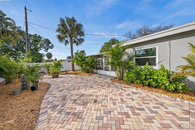 Photo - 7499 Oak St NE