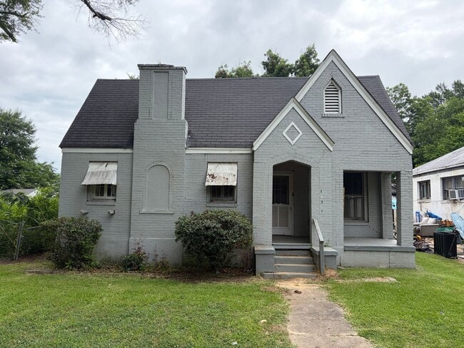 Building Photo - 3 Bedroom Highland Home - with Central Air!
