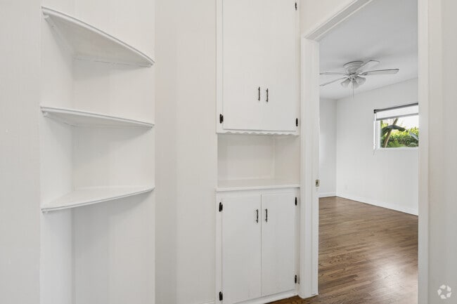 2BR, 1BA - 820SF - Closet