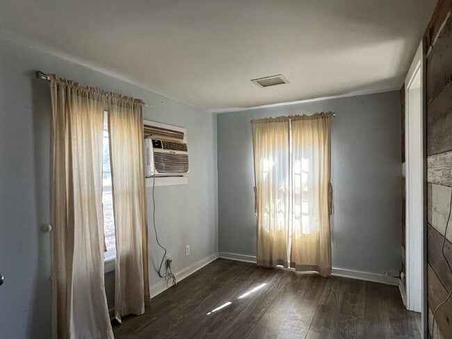Building Photo - 1 Bedroom for Lease
