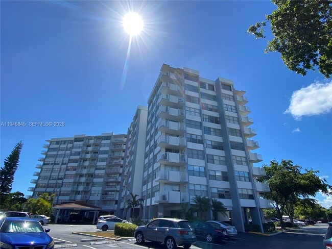 Building Photo - 1200 NE Miami Gardens Dr Unit 1020W