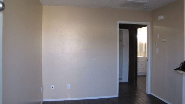 Building Photo - Rosedale Hwy Duplex