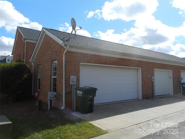 Photo - 3804 York Aly